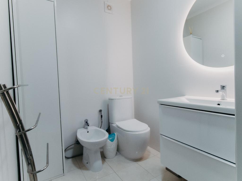 Apartamento T3, 3 varandas e 2 wc. Situado no último piso de um edifício tranquilo, conforto, funcionalidade e uma localização difícil de igualar. - Image 8