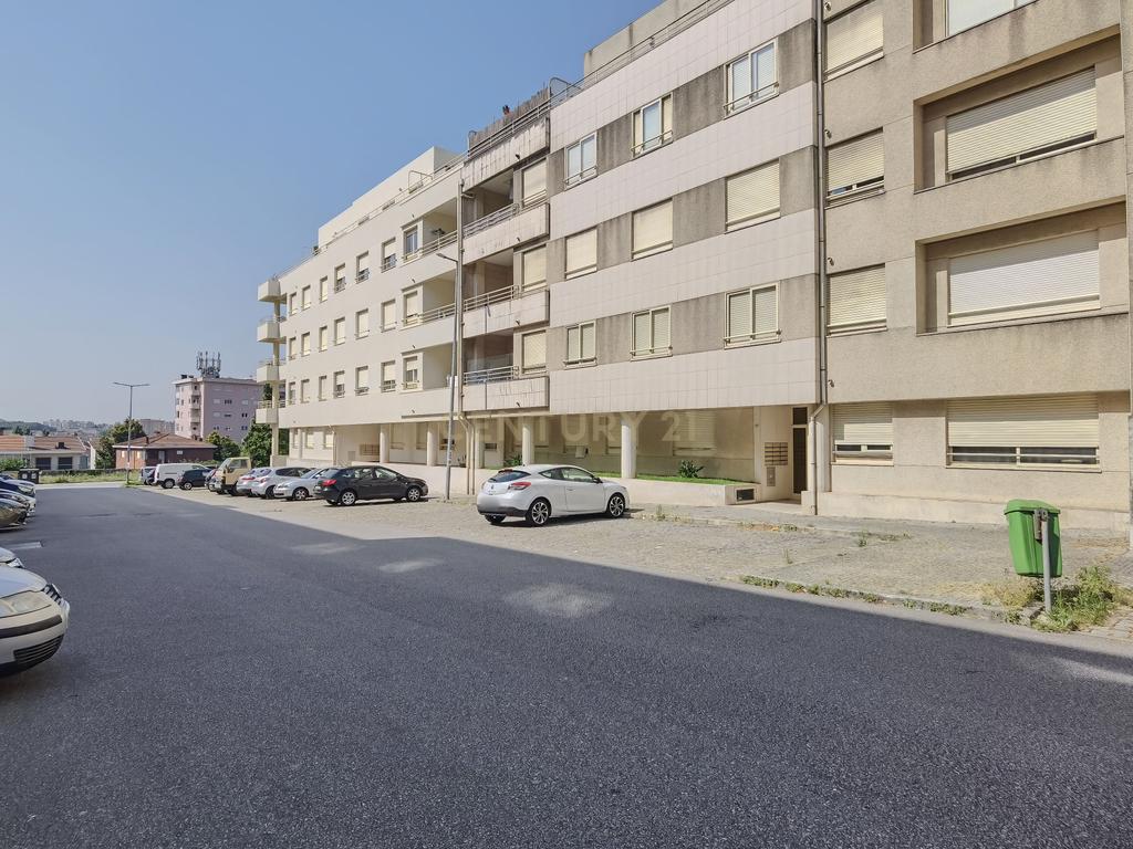 Apartamento T2 em Gondomar com Elevador e lugar de Garagem - 90m² - Image 1