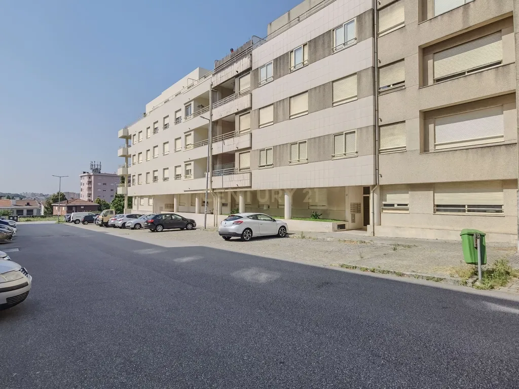 Apartamento T2 em Gondomar com Elevador e lugar de Garagem - 90m² - Image 1