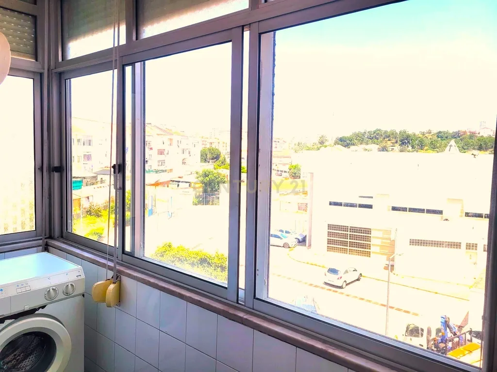 T2 com Varanda e Boas Áreas no Centro de Corroios - Image 14