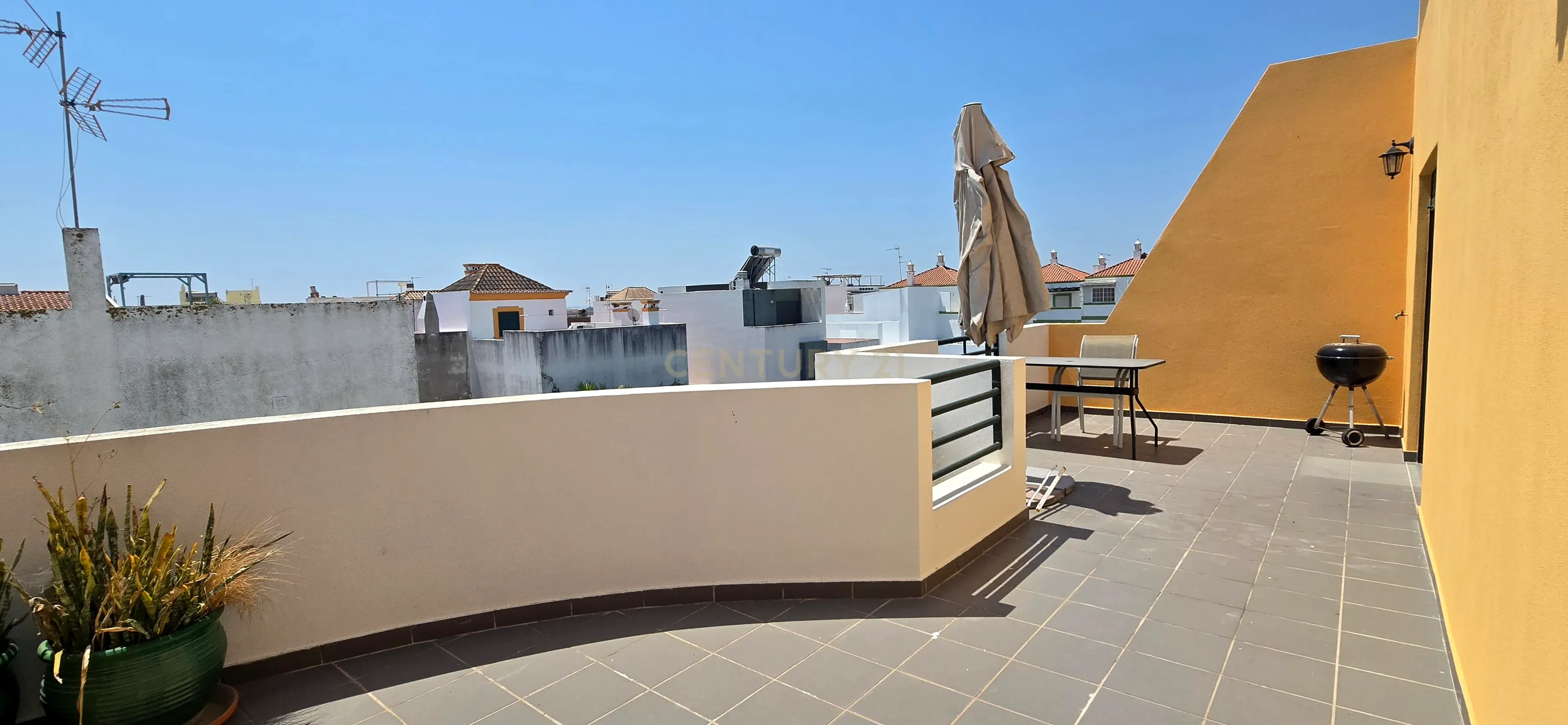 Fotografia 5 de Apartamento T1 com Piscina, Terraço e Garagem | Arrendamento Anual | Santa Luzia, Tavira