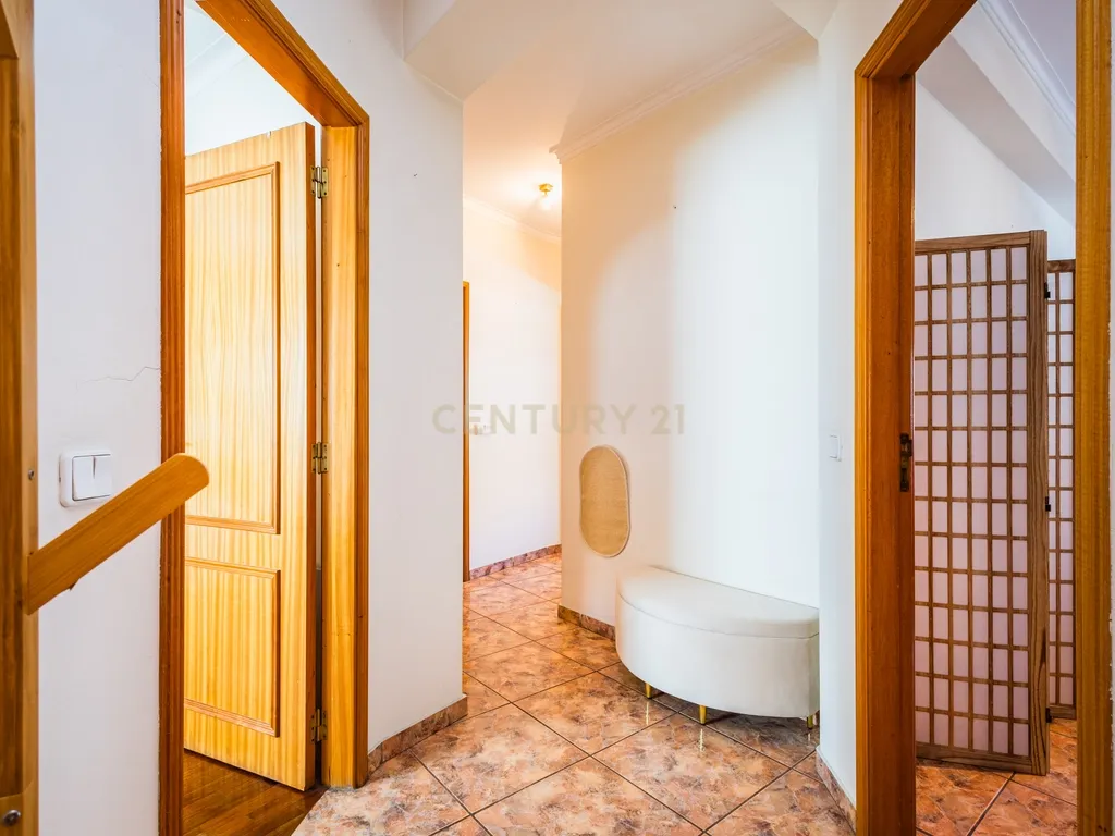 T2 com 110 m² | Espaço a Sério, Varanda e Garagem - Image 11