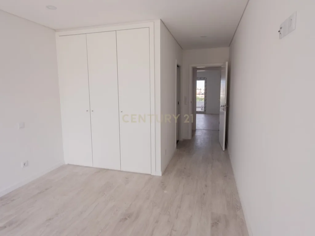 CONDOMINIO QUINTA DA LADEIRA - T2 Duplex com Varandas, Parqueamento e Arrecadação - Image 3