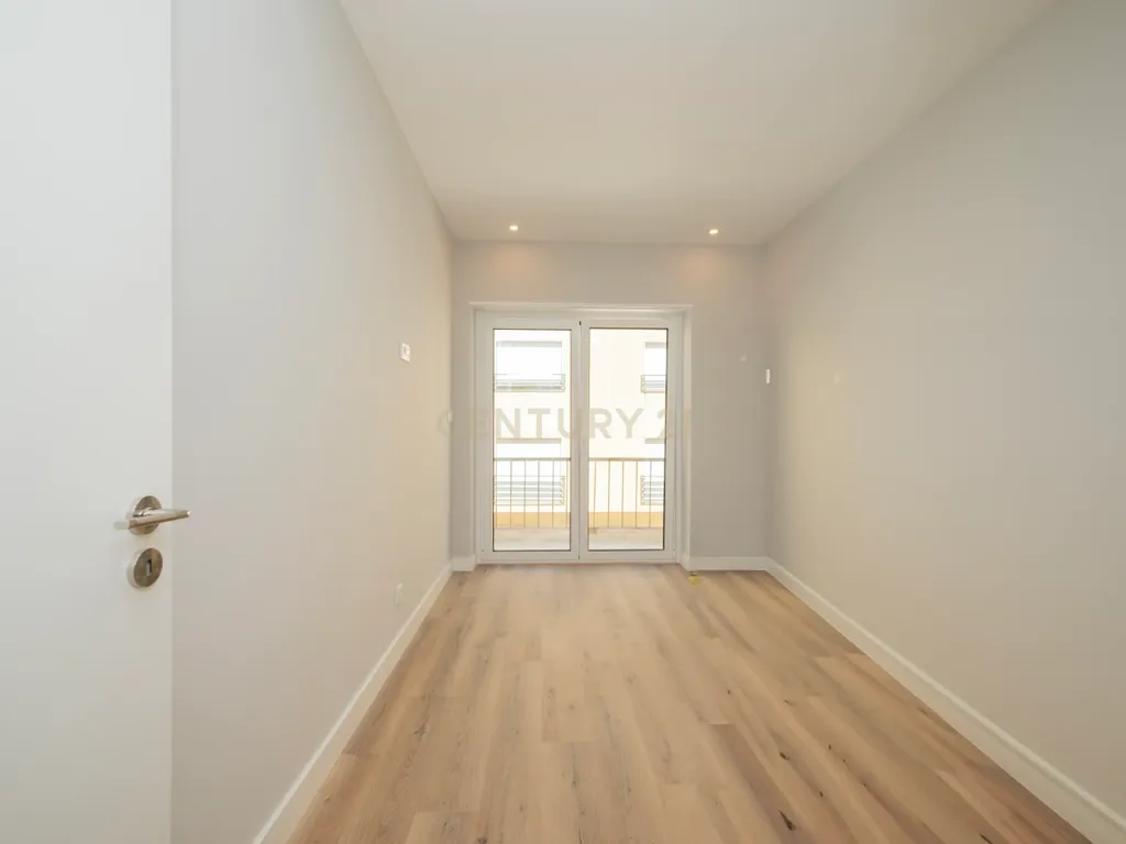 Apartamento T2 Totalmente Renovado em Queluz – Pronto a Habitar! - Image 14
