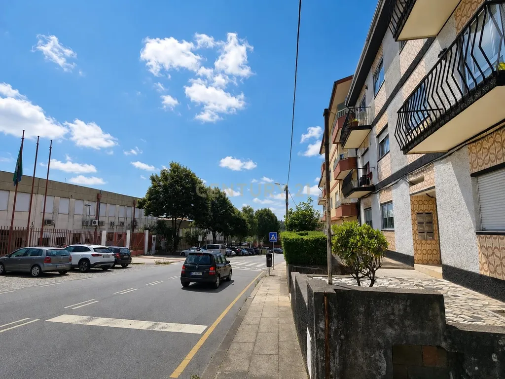 Apartamento T2 com terraço junto à Escola Secundária de São Pedro da Cova - Image 32