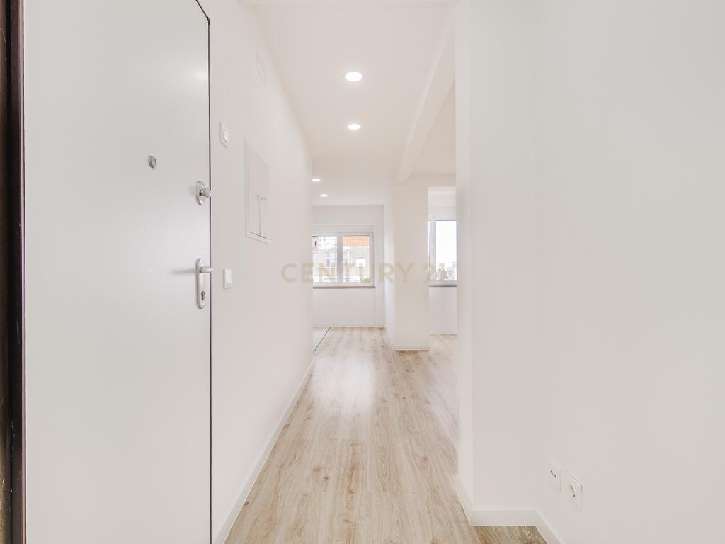 Apartamento T2 Remodelado na Prestigiada Avenida Jaime Cortesão em Setúbal – Próximo da Zona Ribeirinha - Image 14