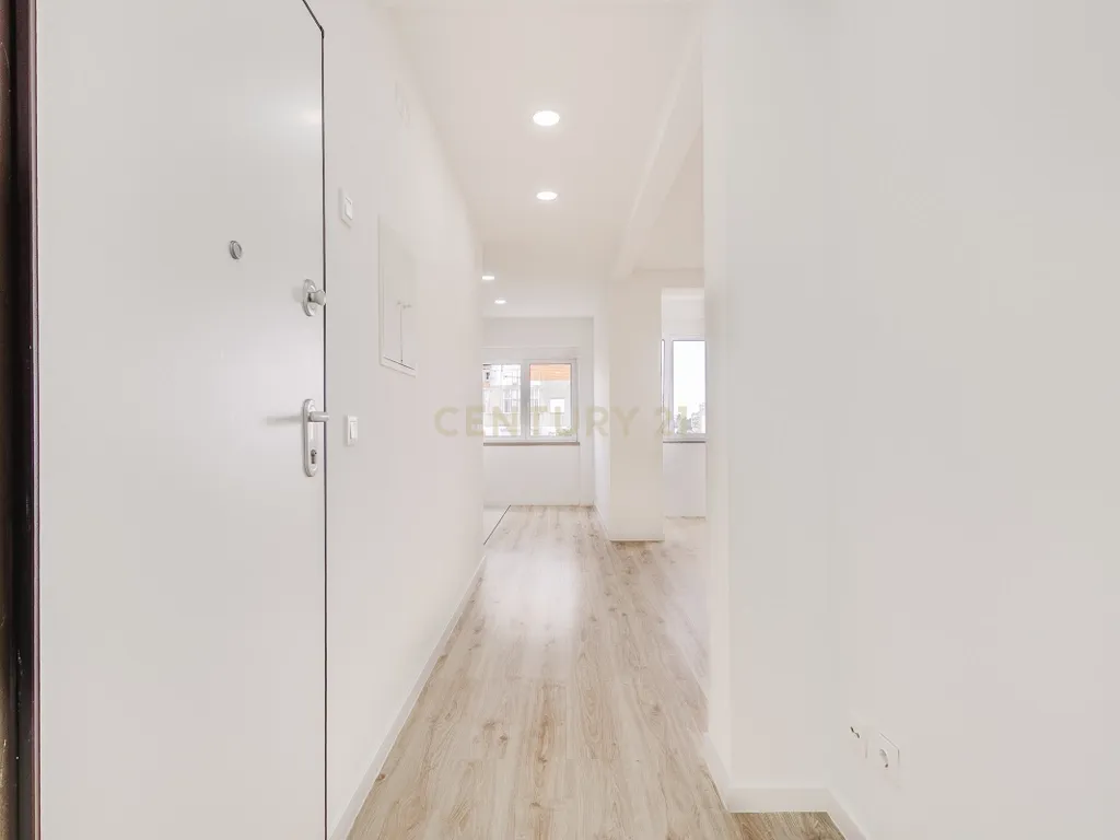Apartamento T2 Remodelado na Prestigiada Avenida Jaime Cortesão em Setúbal – Próximo da Zona Ribeirinha - Image 14
