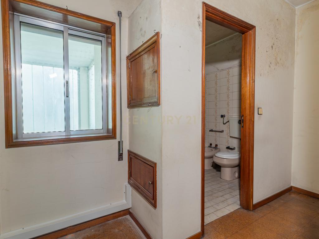 Apartamento T1 em Braga, na União das freguesias de Maximinos, Sé e Cividade em Braga para recuperar - Oportunidade Única! - Image 17