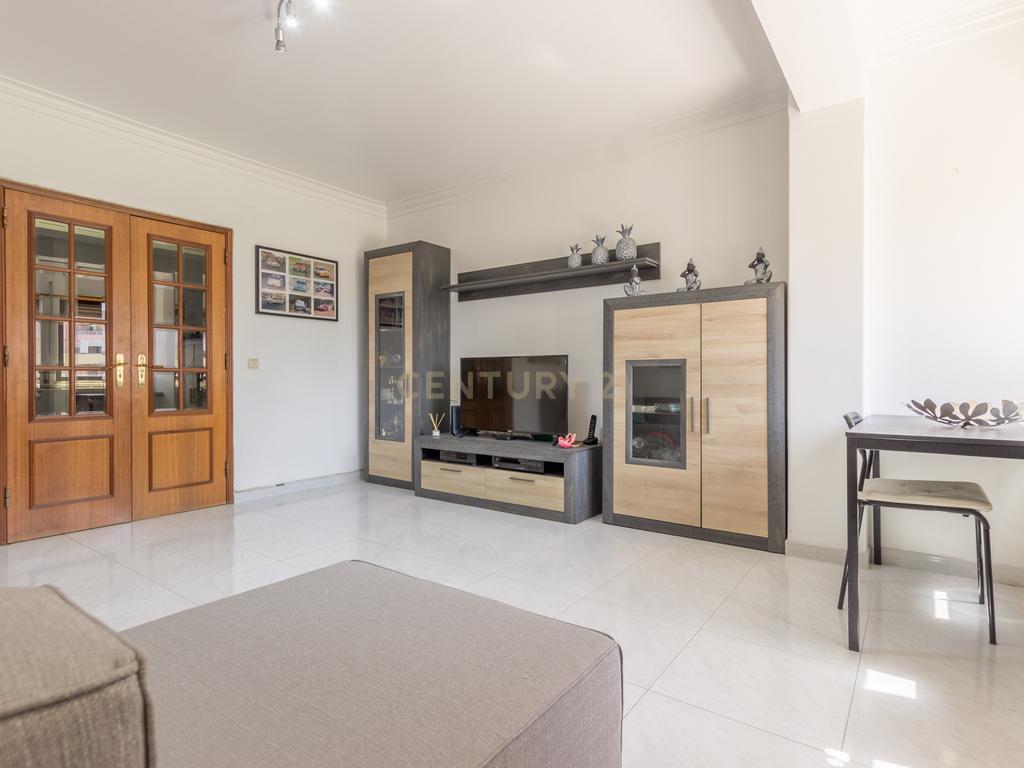 Apartamento T3 com 2 varandas em Almada - Image 2