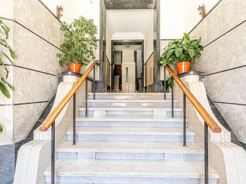 Apartamento T3 renovado para arrendamento na Avenida de Roma com elevador - Image 20