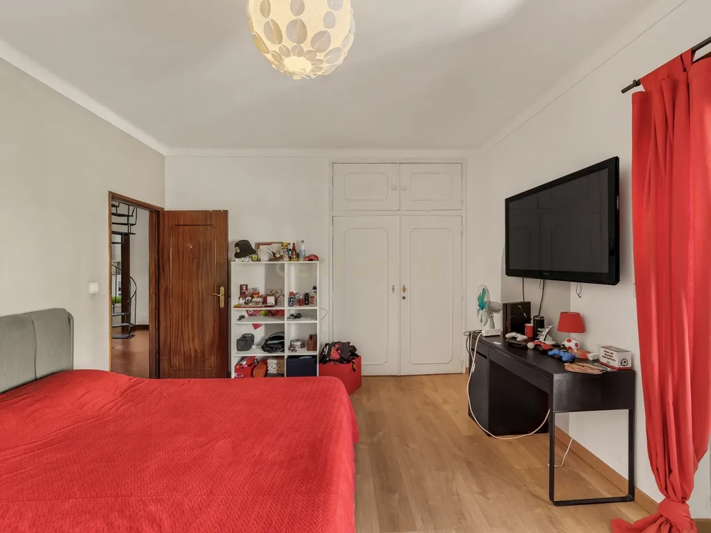 MORADIA T5 COM GARAGEM E PISCINA, 327 M² DE TERRENO PARA USUFRUIR - Image 37