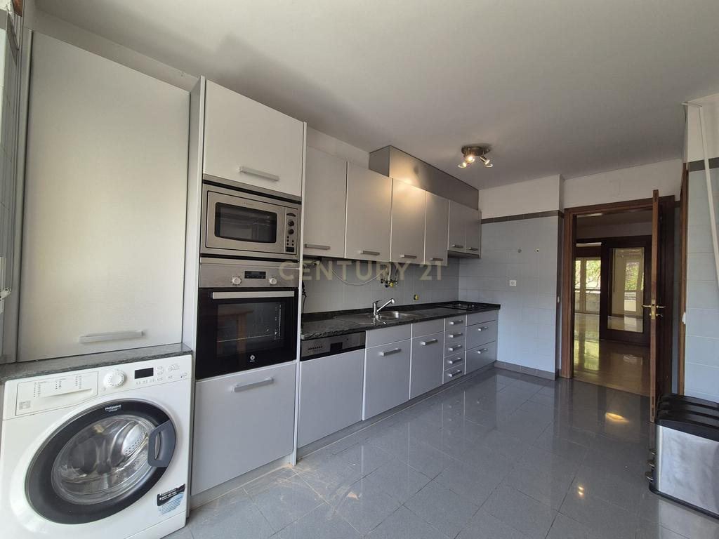 Espaçoso Apartamento T4 no Parque das Nações, Lisboa, com Garagem - Image 16