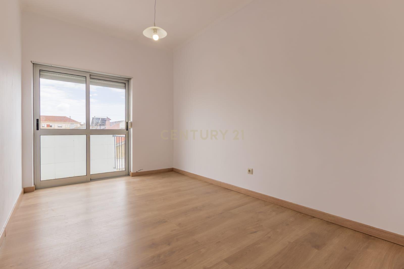 Apartamento T2 em Setúbal - Vista Cidade e Proximidade de Serviços - Image 7