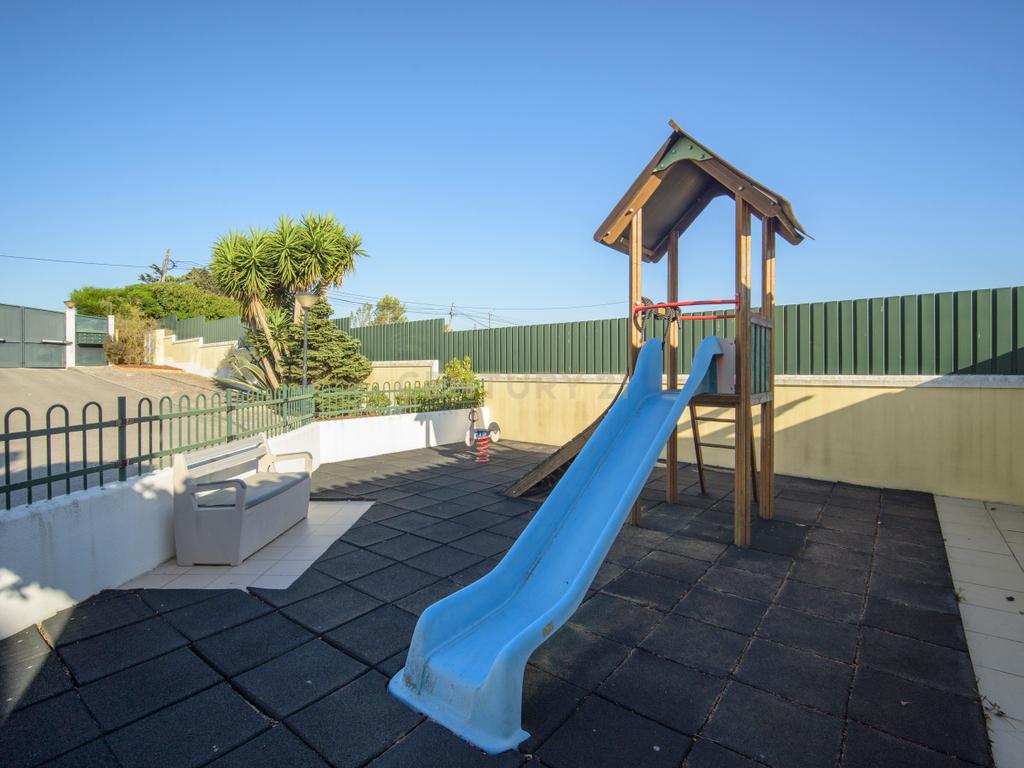 Moradia T3+1 | Mobilada | Condomínio Privado com Piscina e Parque Infantil - Albarraque - Image 26