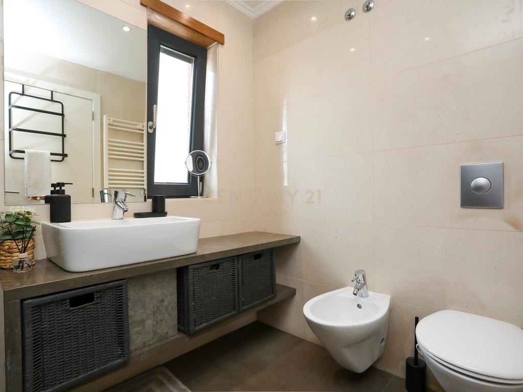 Apartamento T2 Moderno nas Colinas do Cruzeiro | 2 Lugares de Garagem e Varanda - Image 14