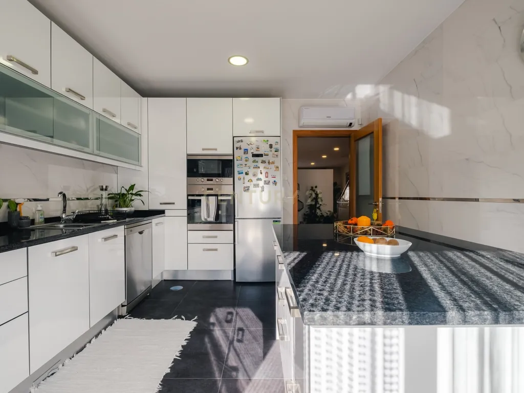 Moradia T4 com 255 m², Suíte Generosa, Jardim e Garagem para 3+ Viaturas | Astromil, Paredes - Image 14