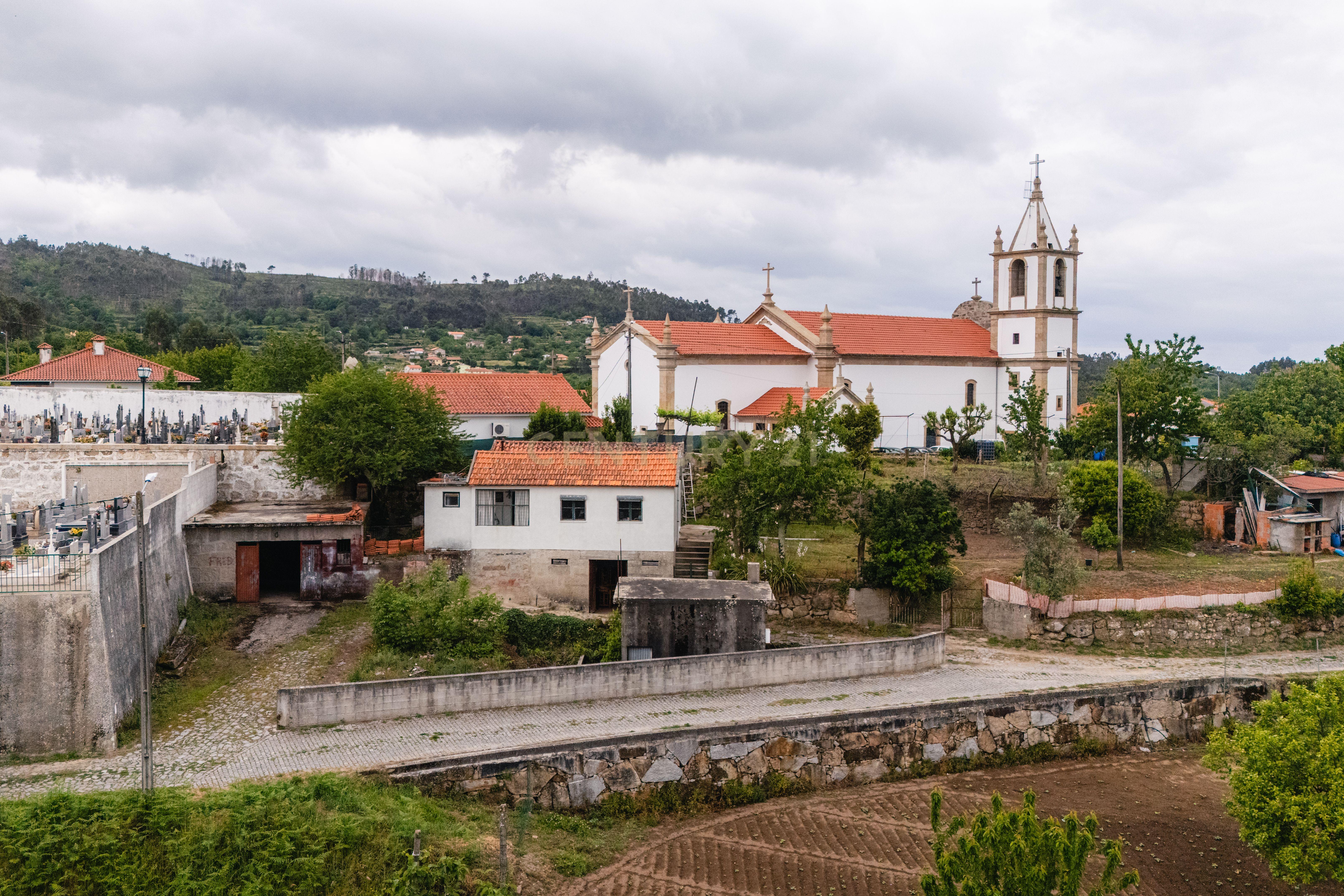 Fotografia 5 de Moradia T2 em Cinfães | Terreno 1.114 m² | Lagar em Pedra | Garagem Fechada