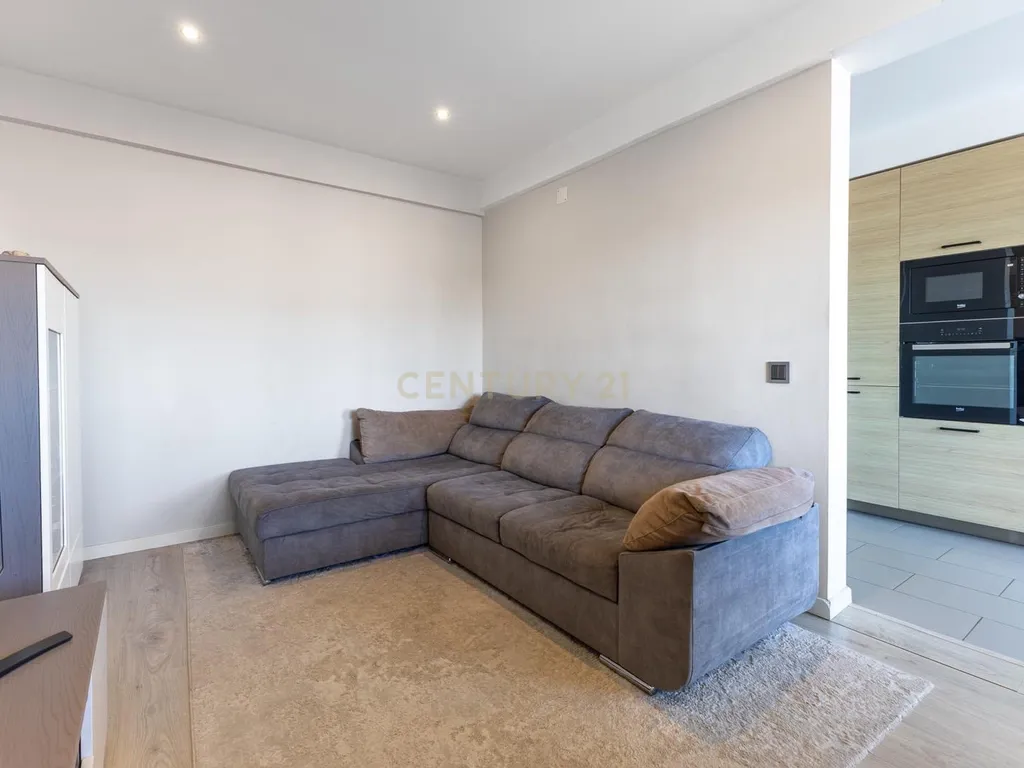 Apartamento Renovado com Vista Mar em Setúbal - Image 11