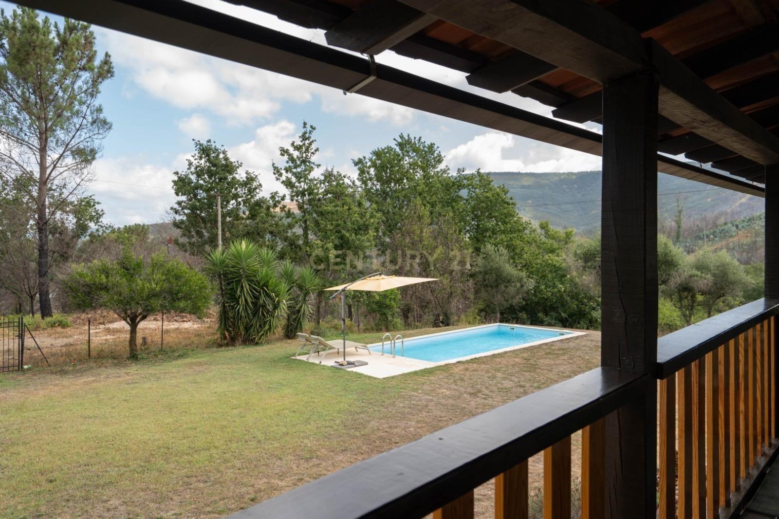 Fotografia 10 de Incrível Moradia T4, piscina de água salgada, ar condicionado, energia solar, amplo terreno e vistas fabulosas!