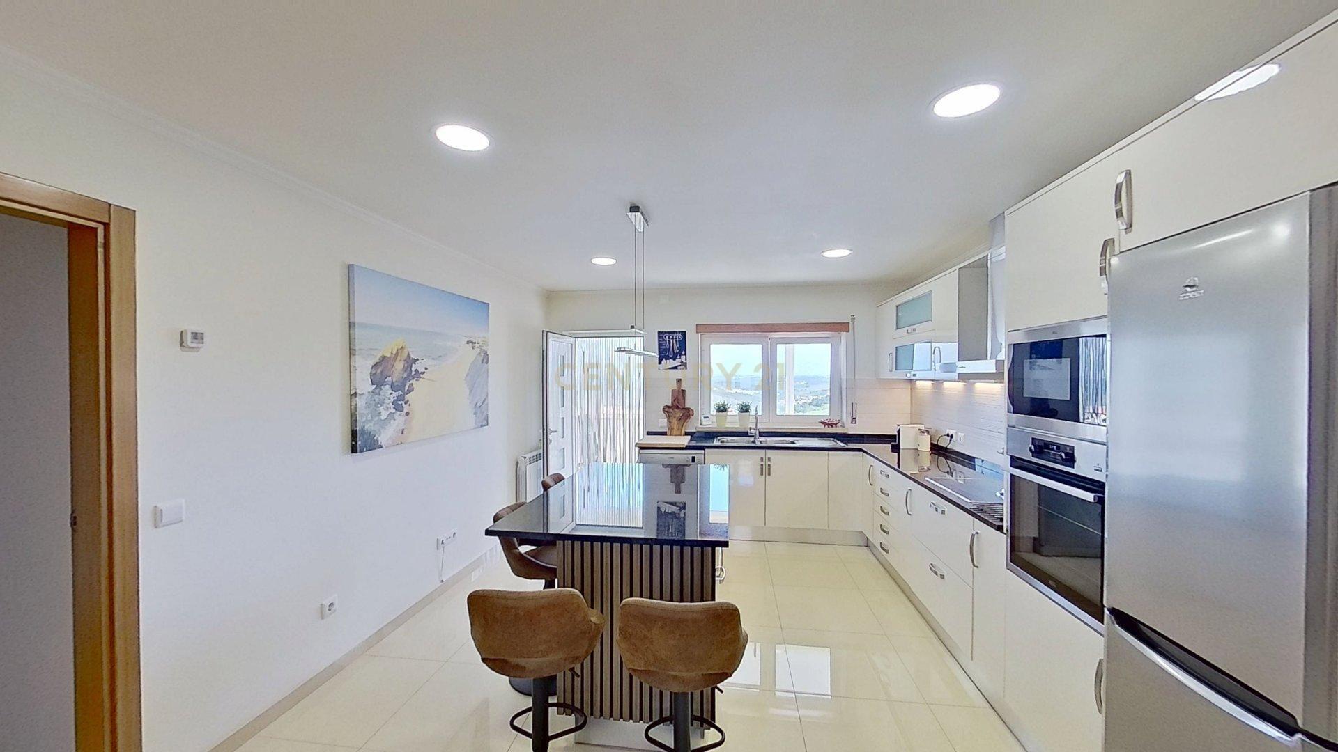 Moradia T3+1 em Alenquer com Vista Panorâmica e Piscina - Image 15