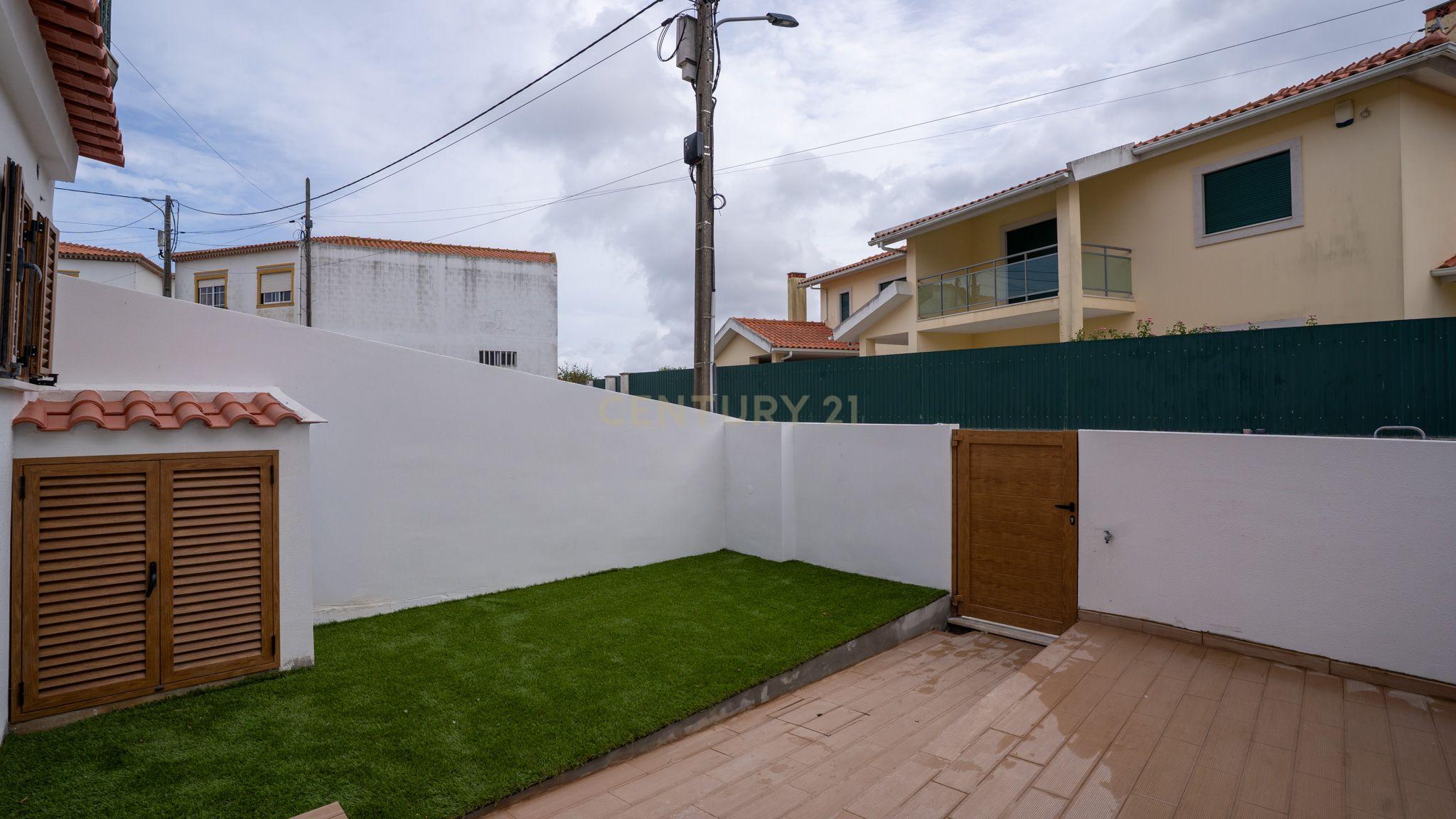 Fotografia 5 de Moradia totalmente remodelada em Santa Cruz- Póvoa de Penafirme – A 5 minutos das Praias!