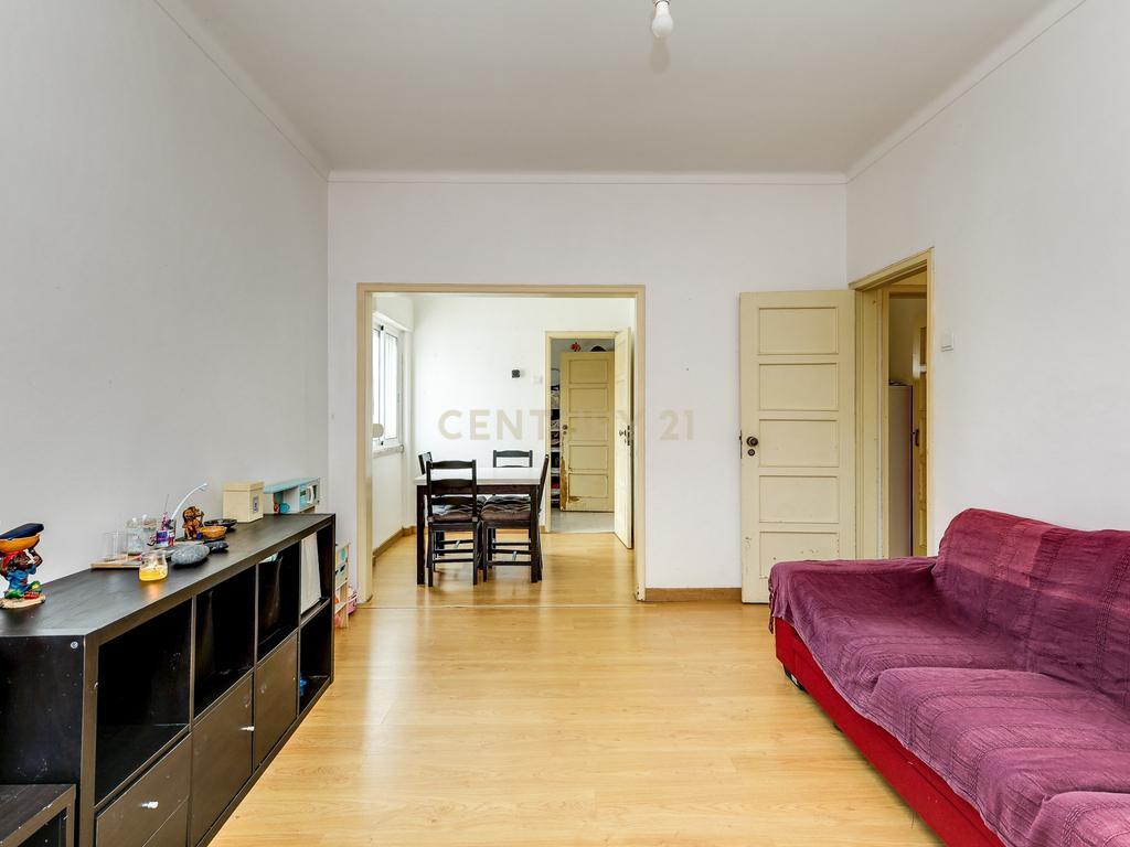 Moradia bifamiliar T4+1 em Pinheiro de Loures, com vistas desafogadas, jardim, pátio, varanda e terraço - Image 5