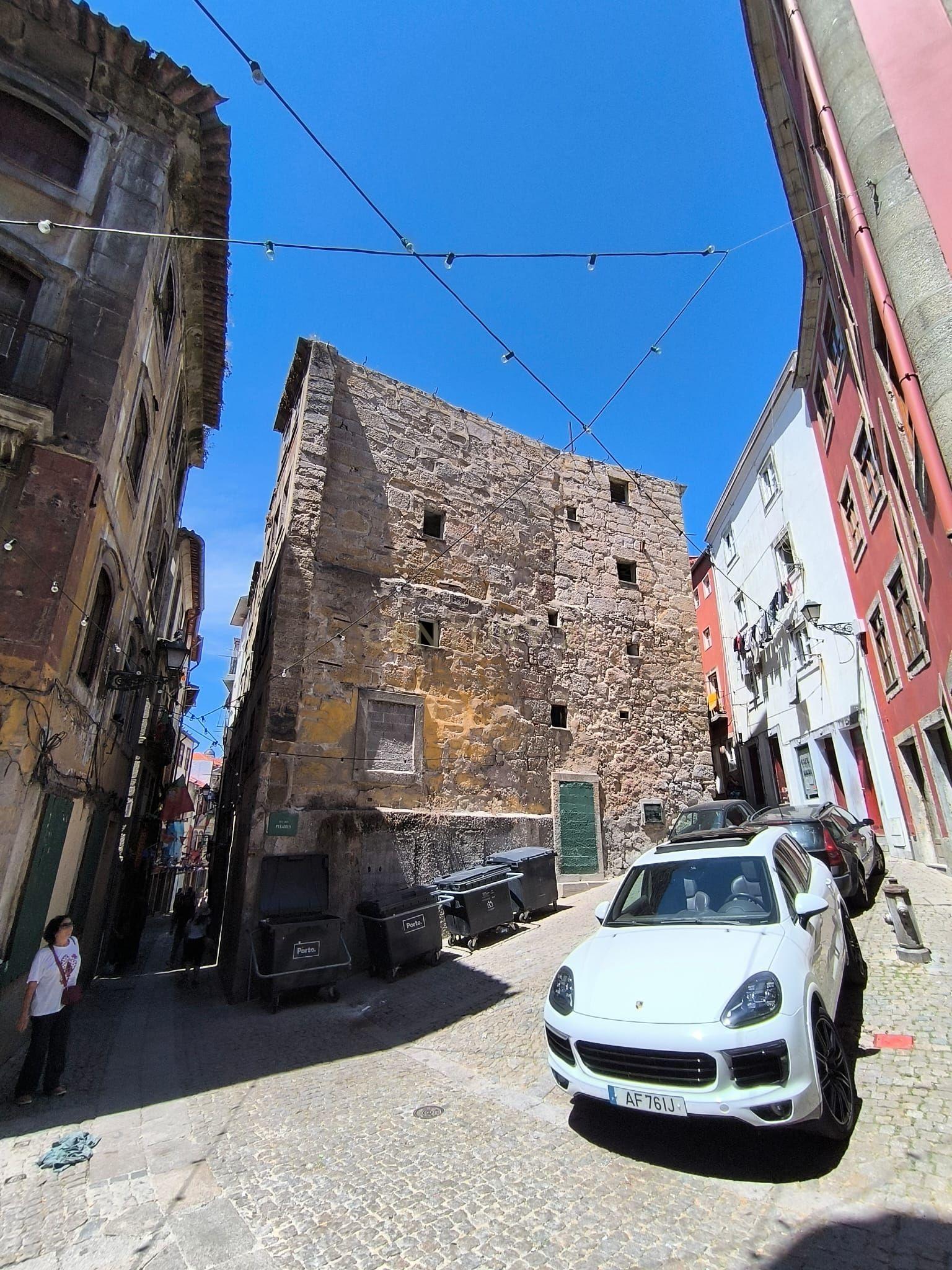 Fotografia 10 de Edifício típico no Porto entre a Sé e a Mouzinho da Silveira para reconstrução