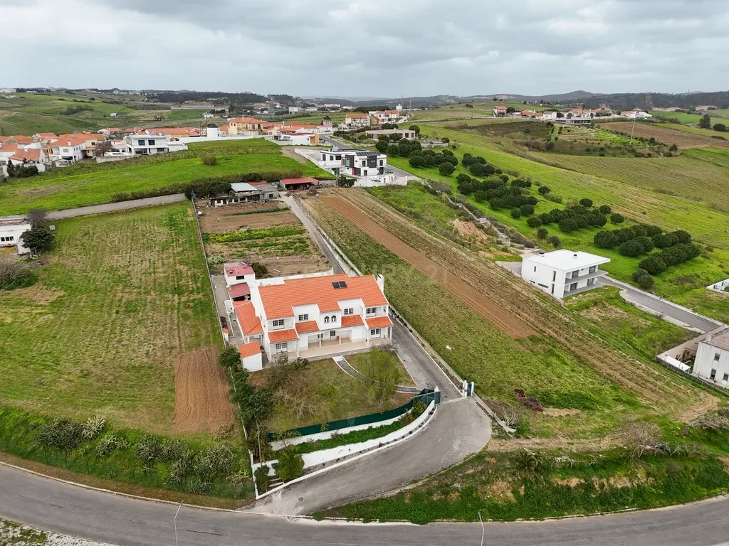 Moradia T5 na Gondruzeira-Ponte de Rol, Torres Vedras - Image 1