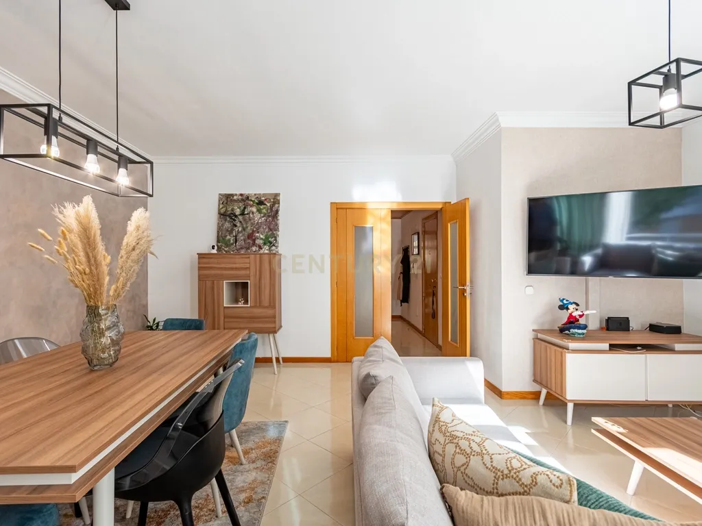 T3 com suite, lareira e BOX PRIVATIVA DE 41 m² | Quinta da Flamenga – Vialonga - Image 3