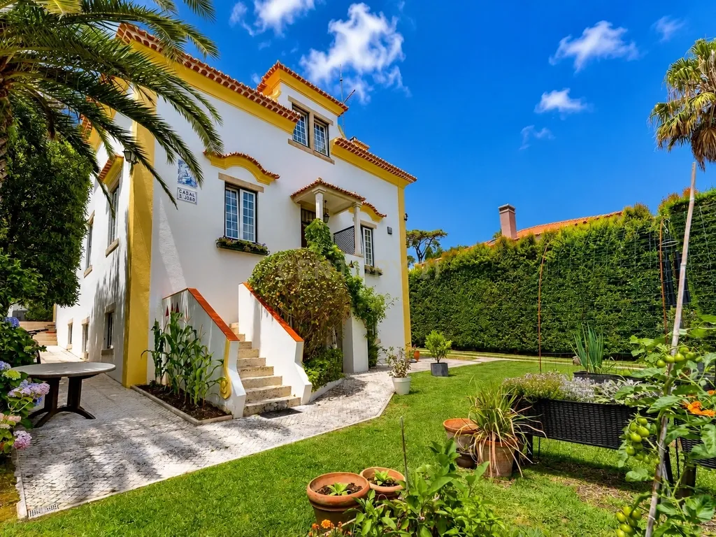 Moradia Histórica no Monte Estoril com Apartamento Independente - Image 2