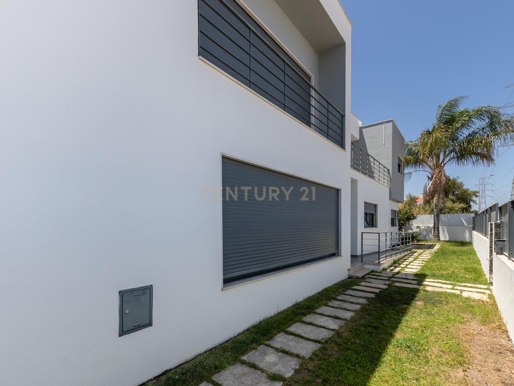 🌳 Moradia T4 Isolada com Jardim e Terraço na Quinta da Serralheira 🌞 - Image 3