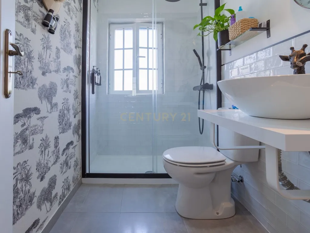 Moradia T4, luminosa, com garagem, jardim e logradouro. - Image 19