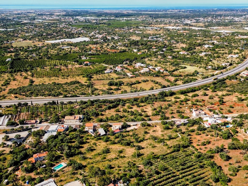 Terreno Rústico em Faro com Vista Panorâmica e Acesso Fácil - Image 4