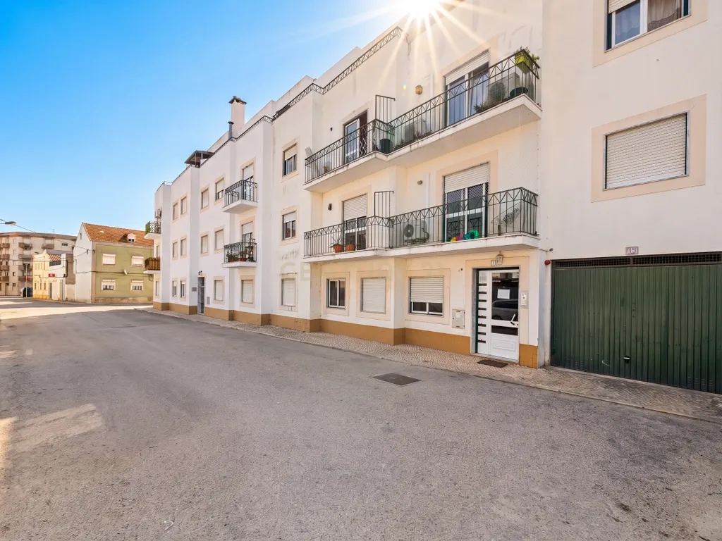 Apartamento T3 Duplex com Terraço, Varanda e Parqueamento no Montijo - Image 28
