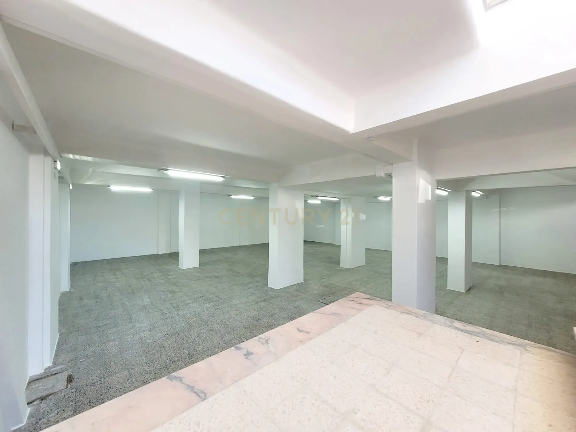 Oportunidade Única: Armazém Versátil no Coração de Almada para o Seu Negócio - Image 4