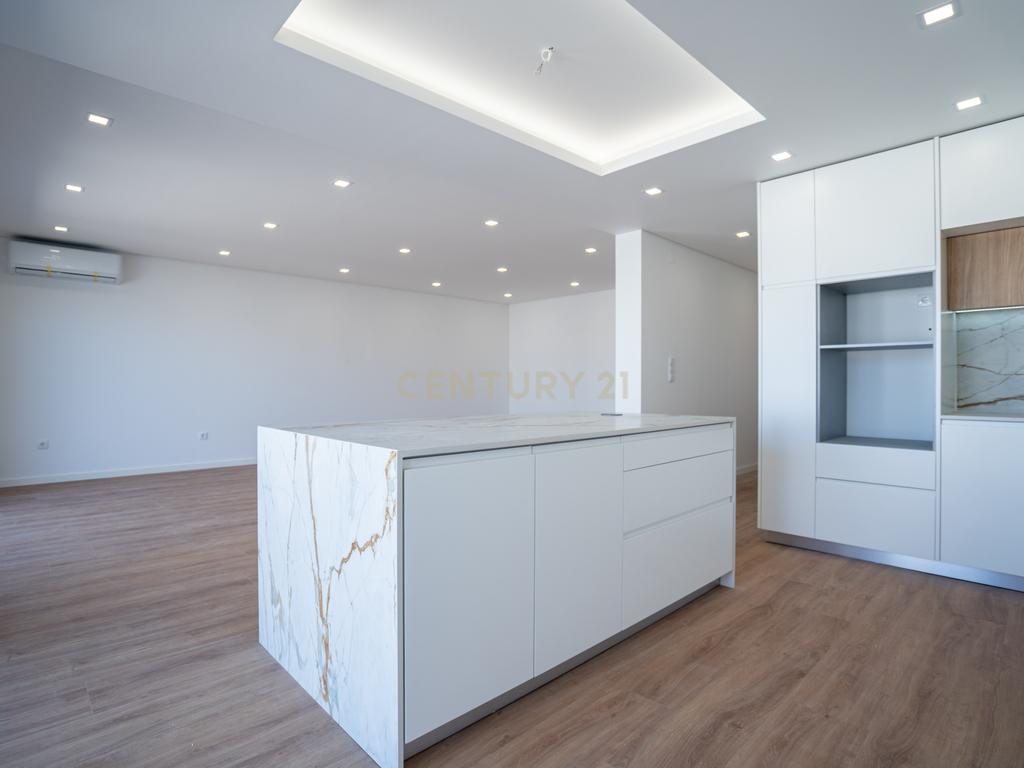 Moradia Térrea com piscina e quatro suites - Image 29