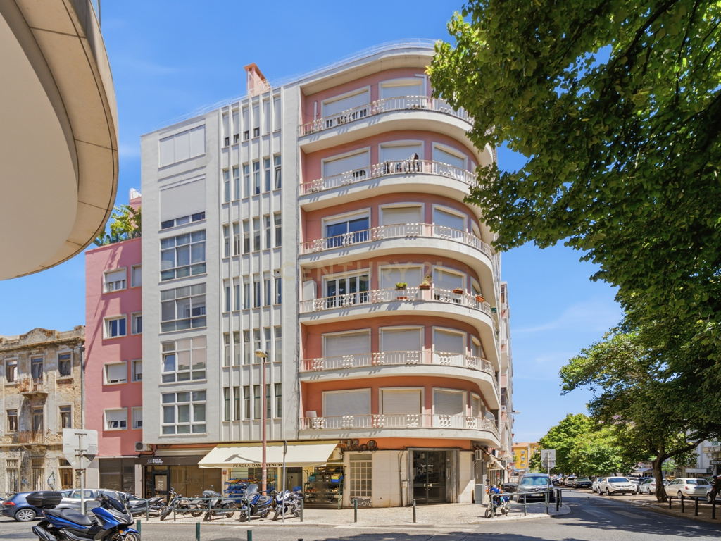 Excelente T3 com Potencial T4 para Arrendamento na Avenida Óscar Monteiro Torres - Lisboa - Image 15