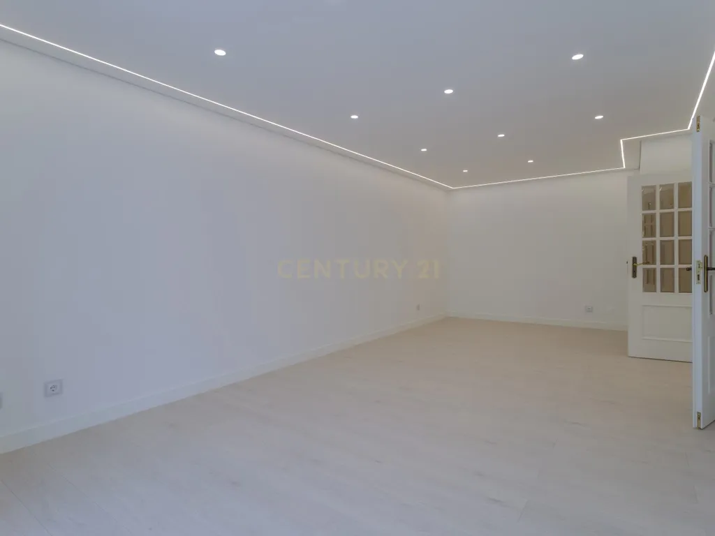 T2 Renovado na Buraca | Modernidade, Conforto e Excelente Localização - Image 4