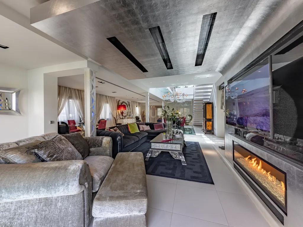 Villa de Design em Segunda Linha de Mar em Sitges com Mobiliário de Marcas de Luxo - Image 32