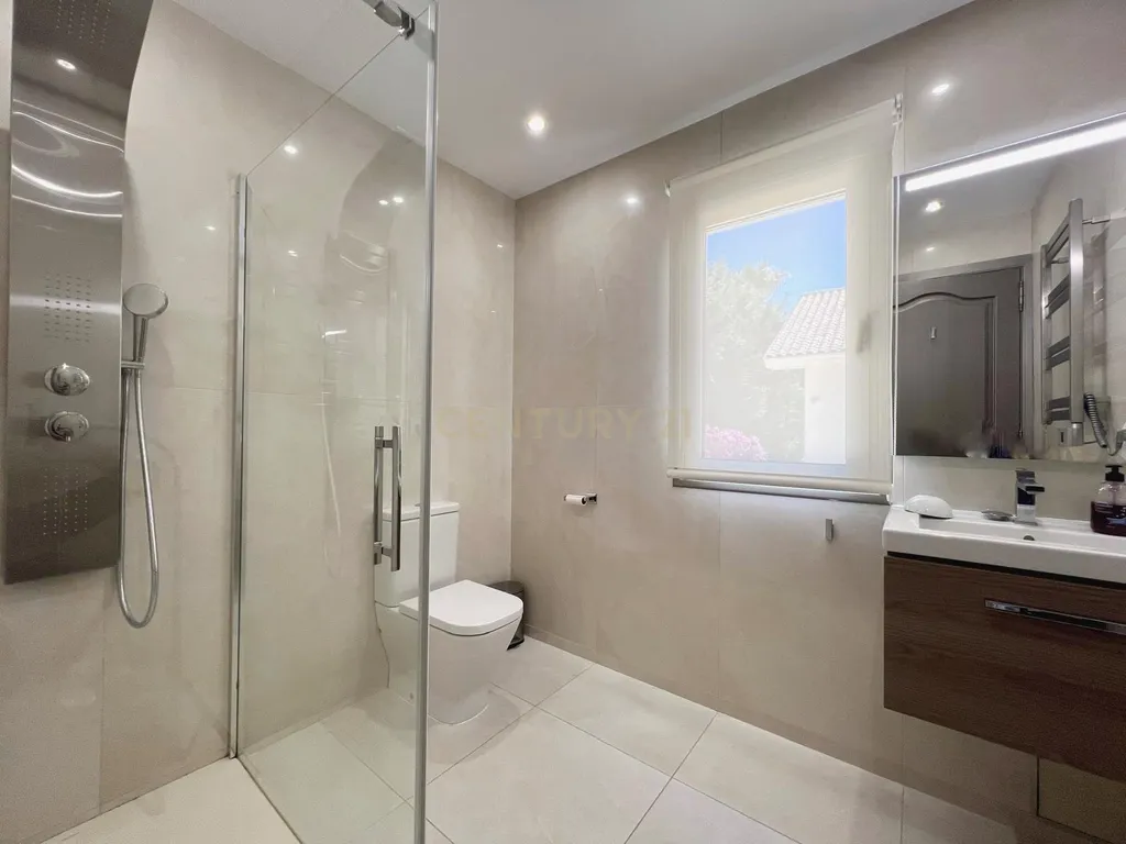 Elegante moradia mediterrânea de cinco quartos com vista para o prestigiado campo de golfe Valderrama, em Sotogrande Alto - Image 28