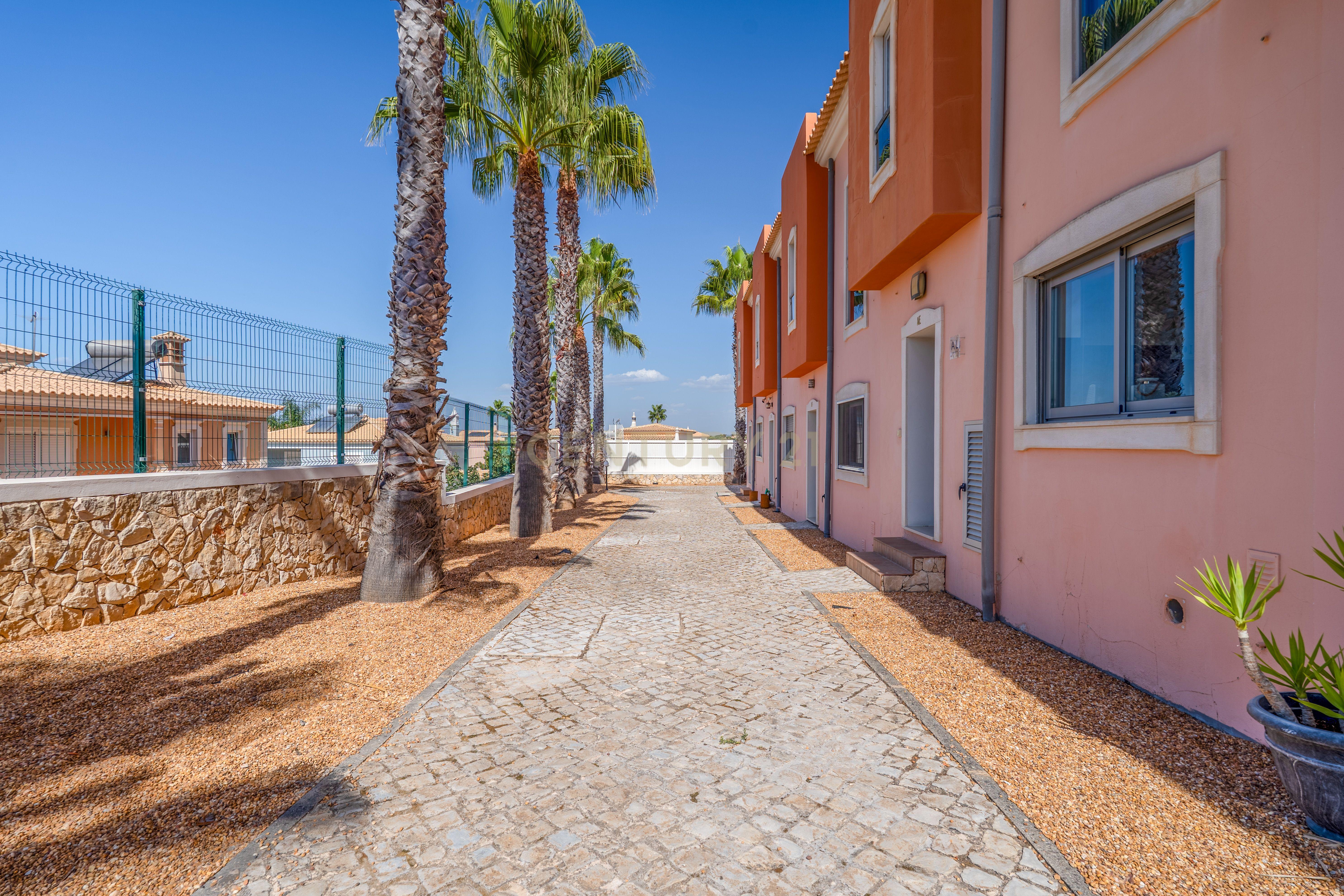 Fotografia 6 de Moradia T2 - Áreas Amplas, Piscinas, Garagem Fechada e Estacionamento