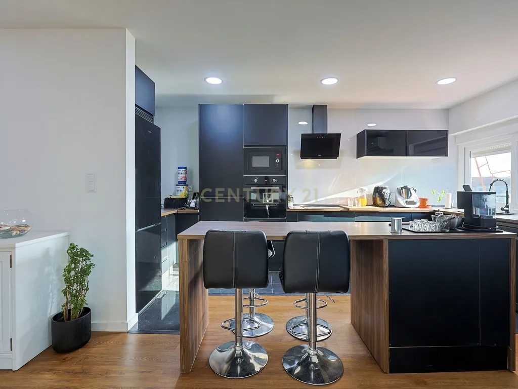 Apartamento T3 Duplex Remodelado no Centro de Corroios - Image 8