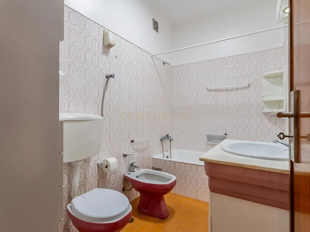 Quarto 2 - Em Apartamento com mais 2 quartos - junto a Urb. Vila Chã (Amadora) - Image 10