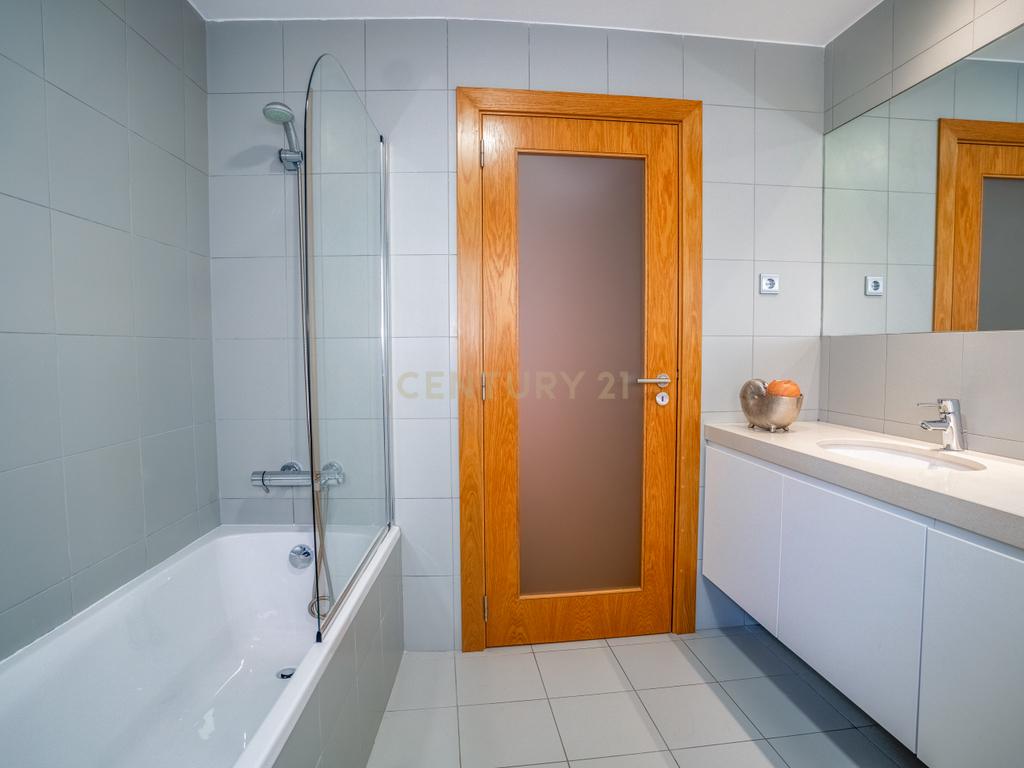 Apartamento T4 Premium com Terraço na Avenida da Independência - Image 45