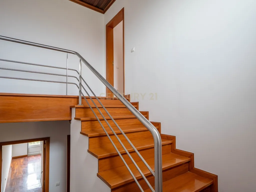 Moradia T5 - C/ terreno - Excelente estado - Image 36