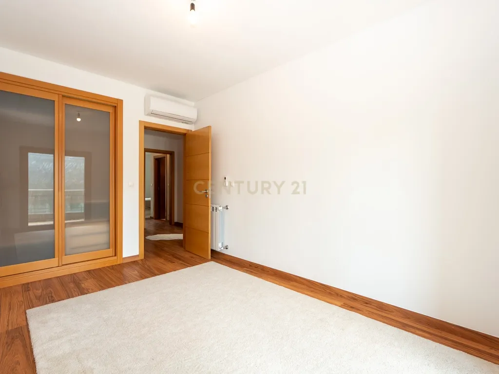 Apartamento de tipologia T3, com 2 varandas, 2 WC e box para 4 viaturas, situado no Jardim da Amoreira - Ramada em Odivelas. - Image 35