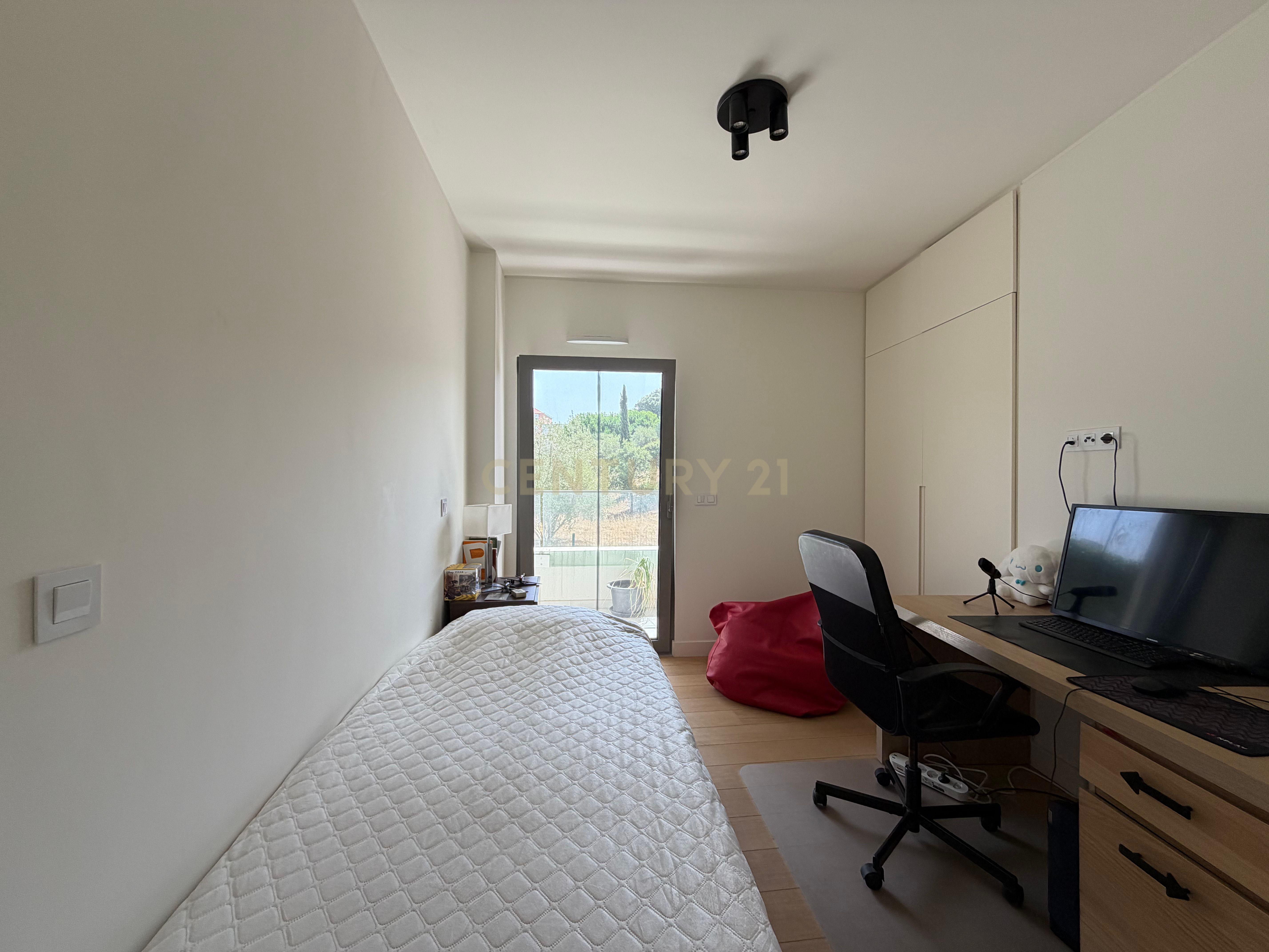 Fotografia 12 de Luxuoso Apartamento T3 com Vista Rio com parqueamento no Seixal