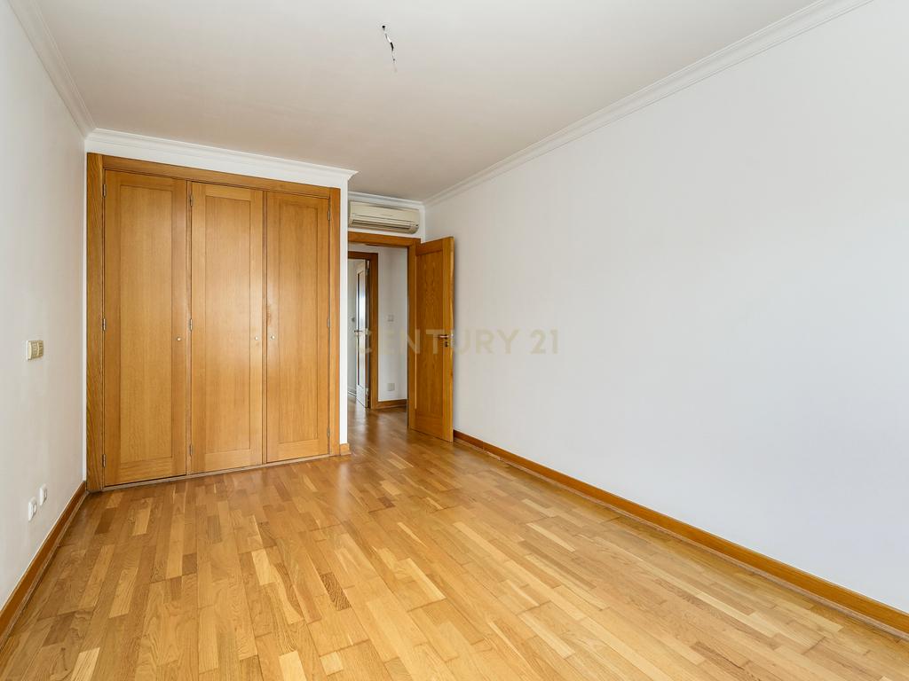 Apartamento T3 na Serra das Brancas, com box de 67m2 e arrecadação. - Image 22