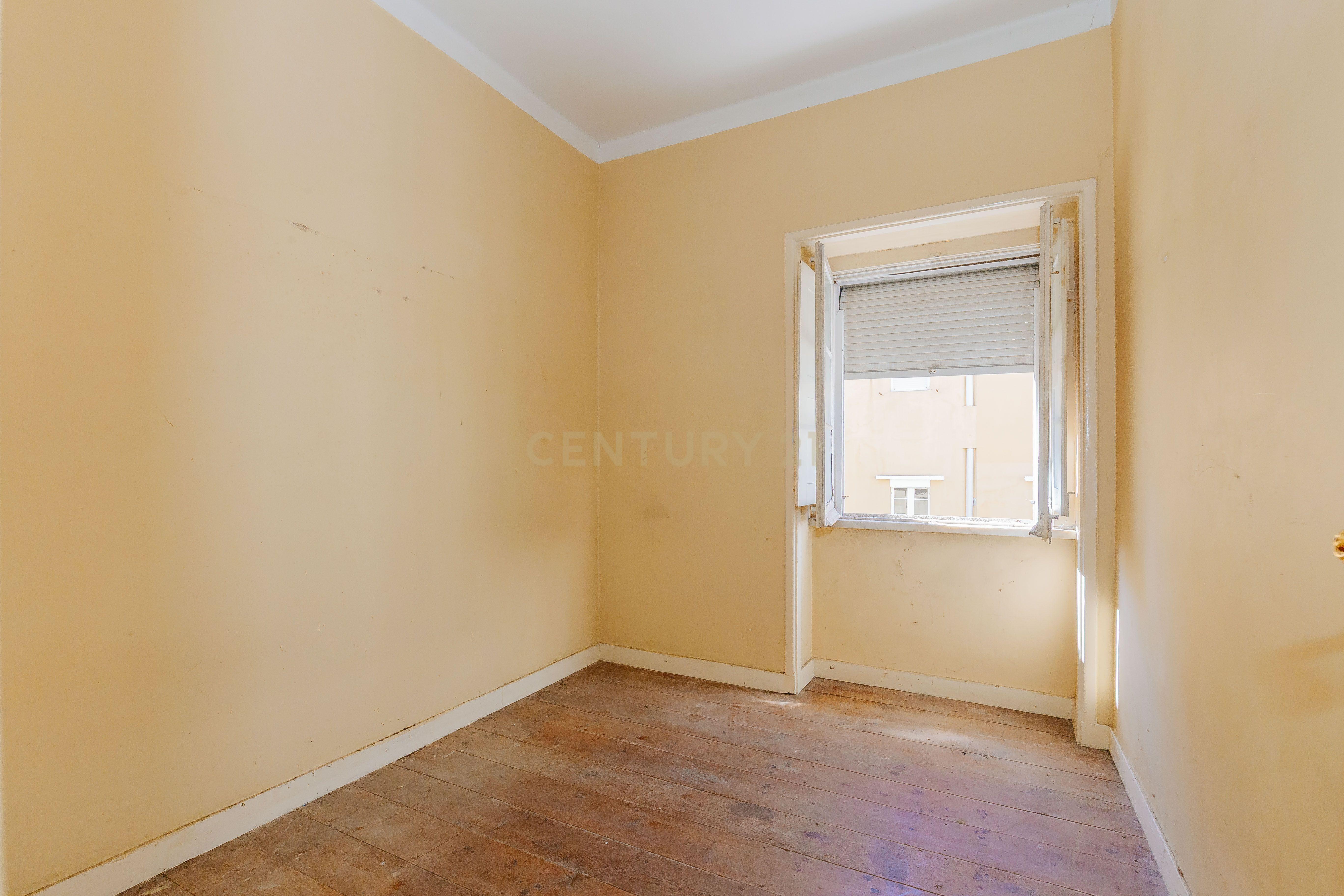 Fotografia 9 de Apartamento T3 para Remodelação com Terraço | Alvito | Lisboa