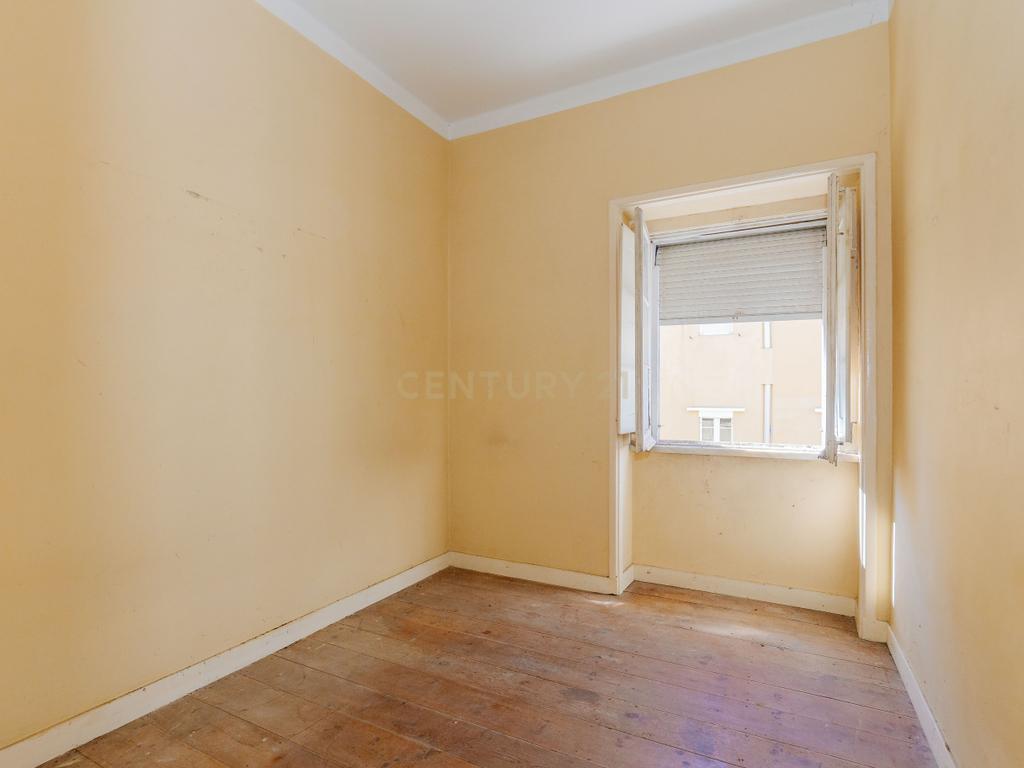 Apartamento T3 para Remodelação com Terraço | Alvito | Lisboa - Image 9